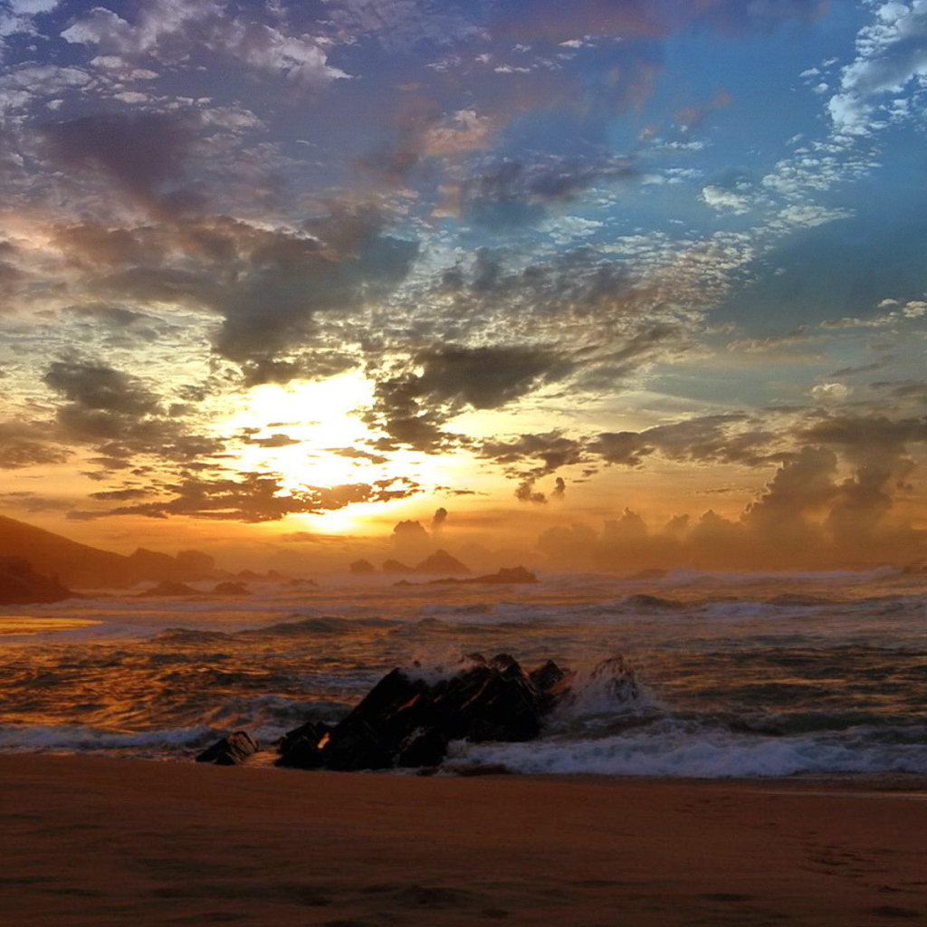 Закат на черных камнях