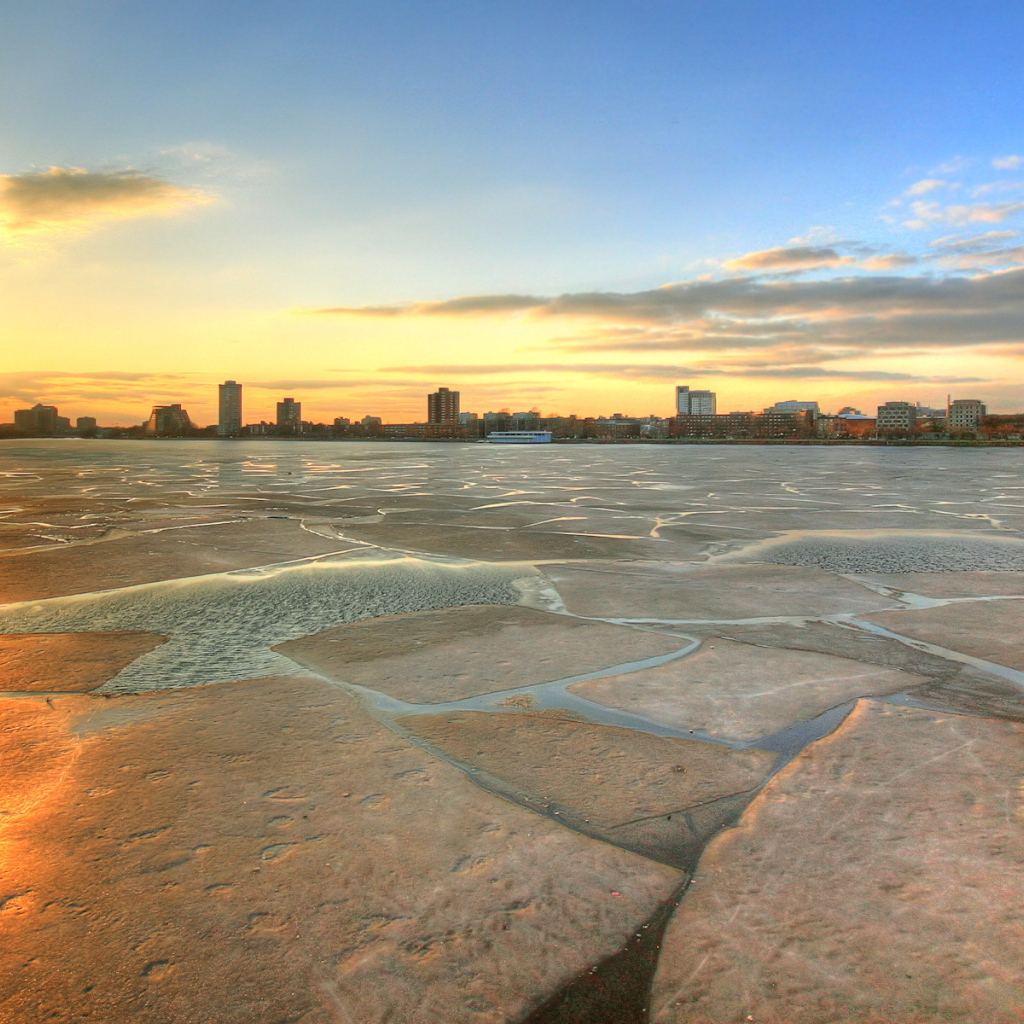 Закат на пирсе около города
