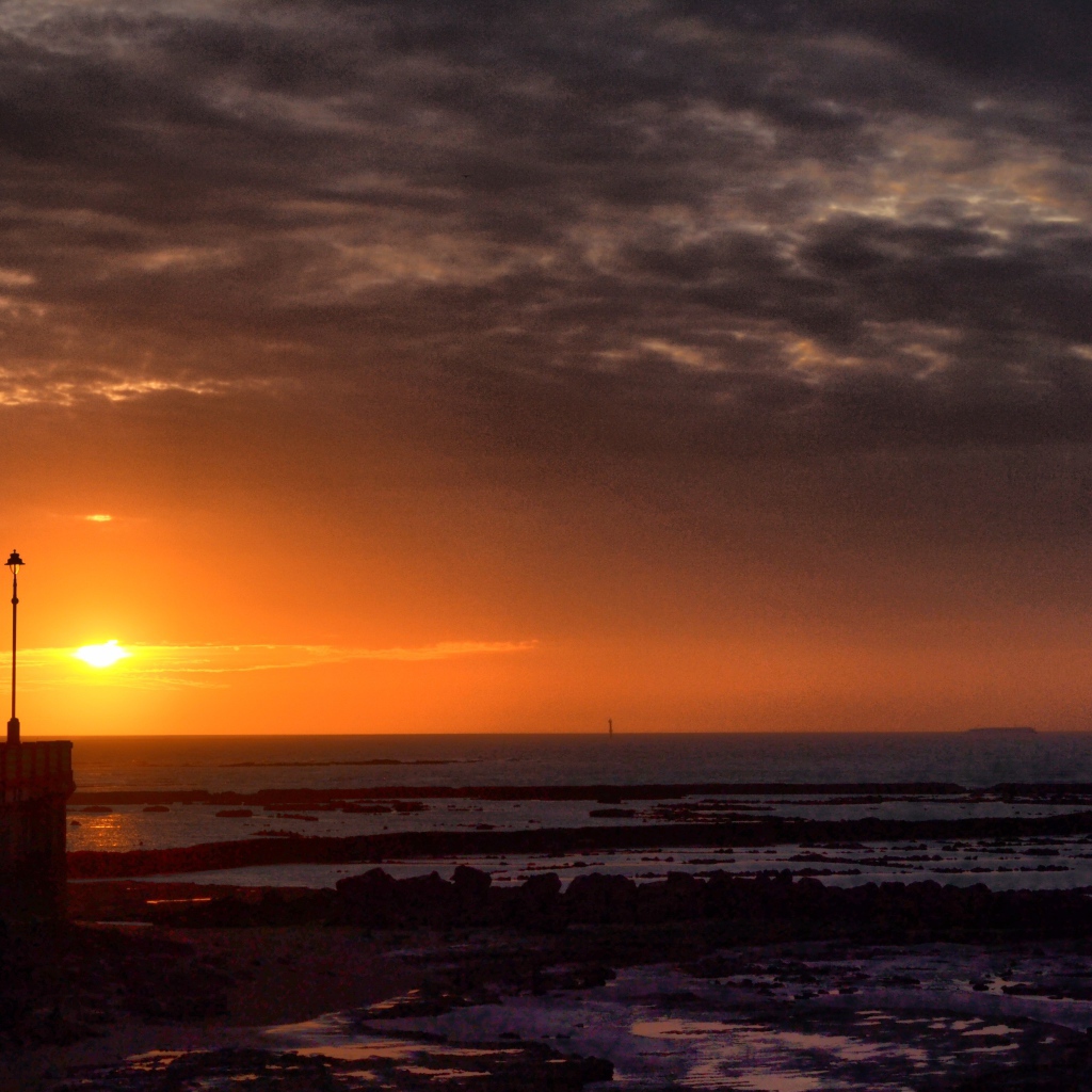 Закат на набережной в Испании