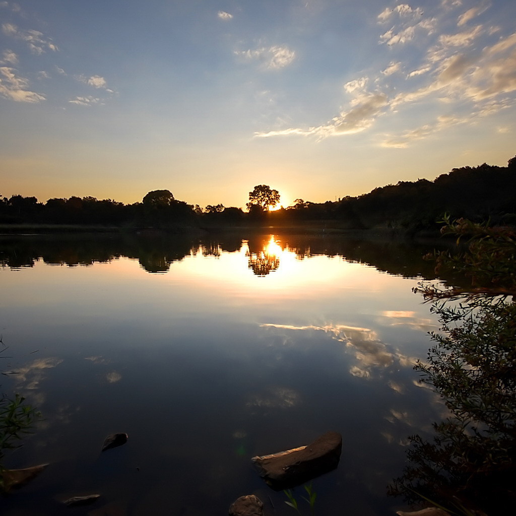 Отражение заката в лесном озере