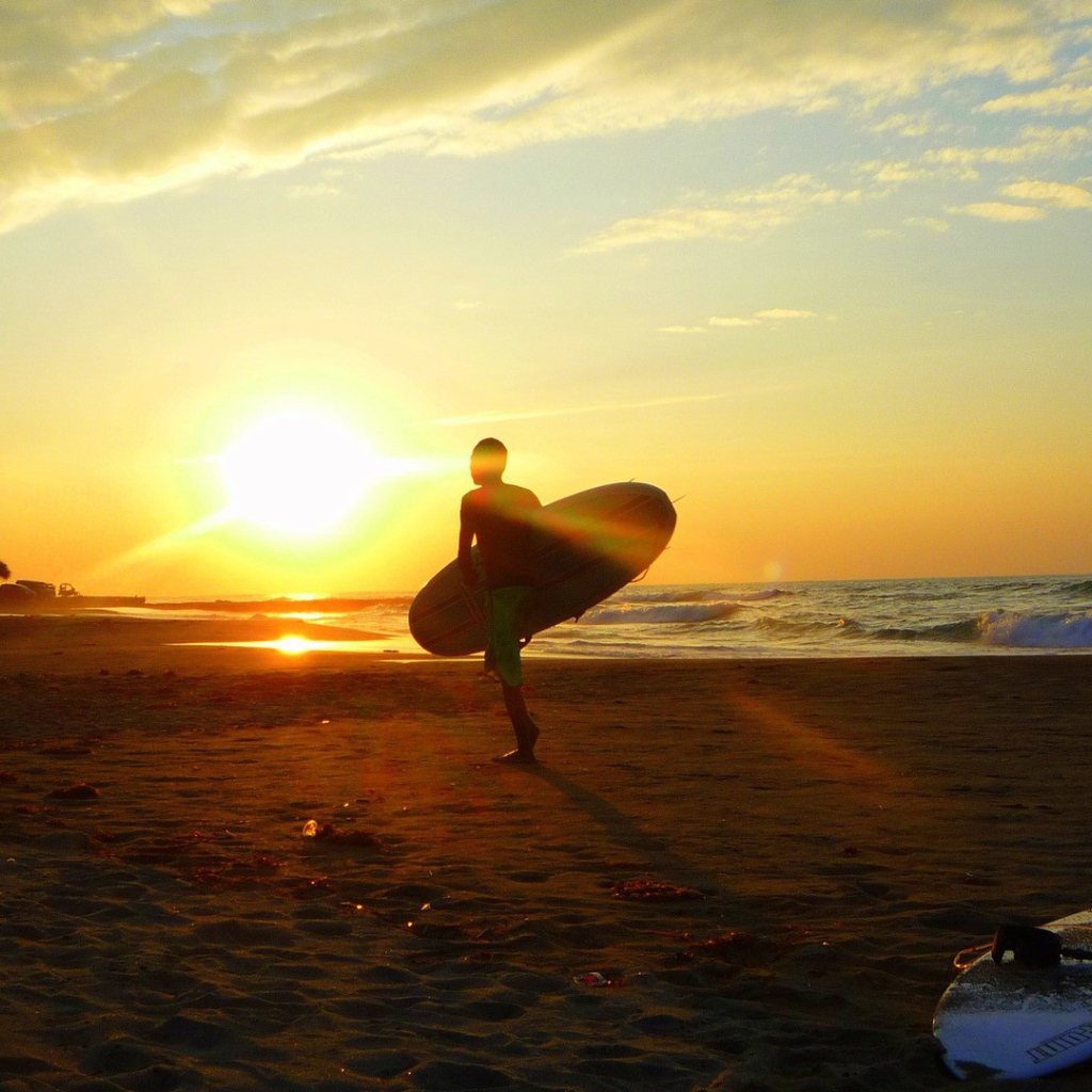 Занятия серфингом на закате