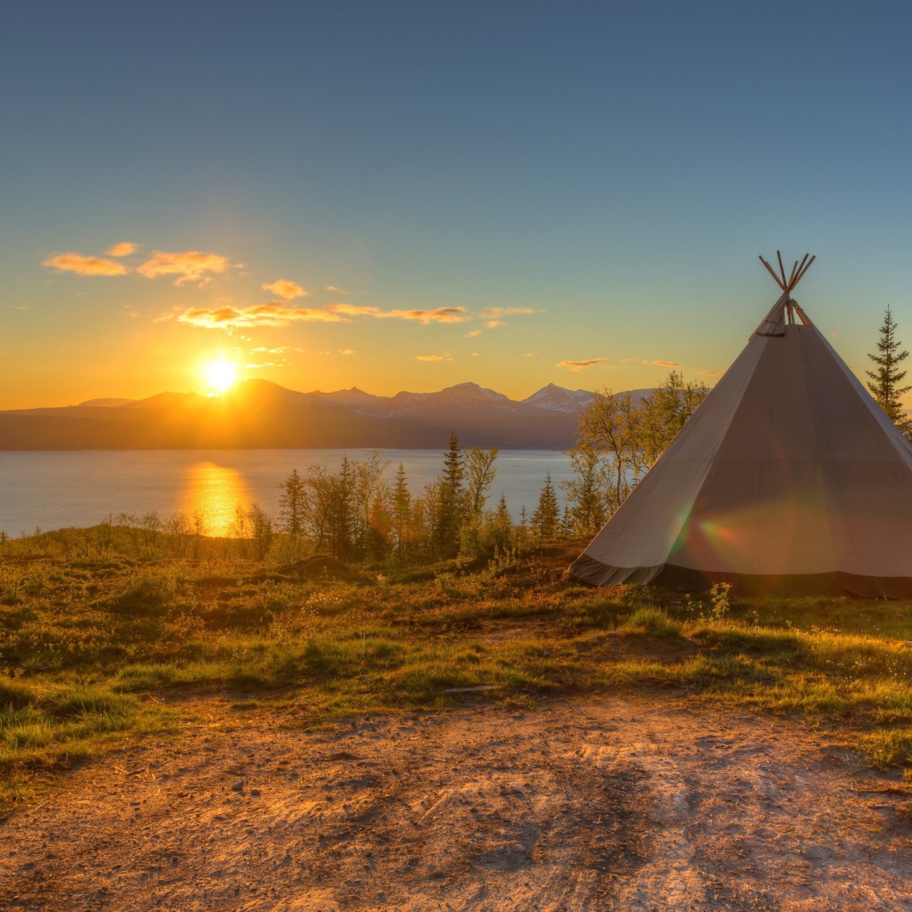 Шатер у озера на закате
