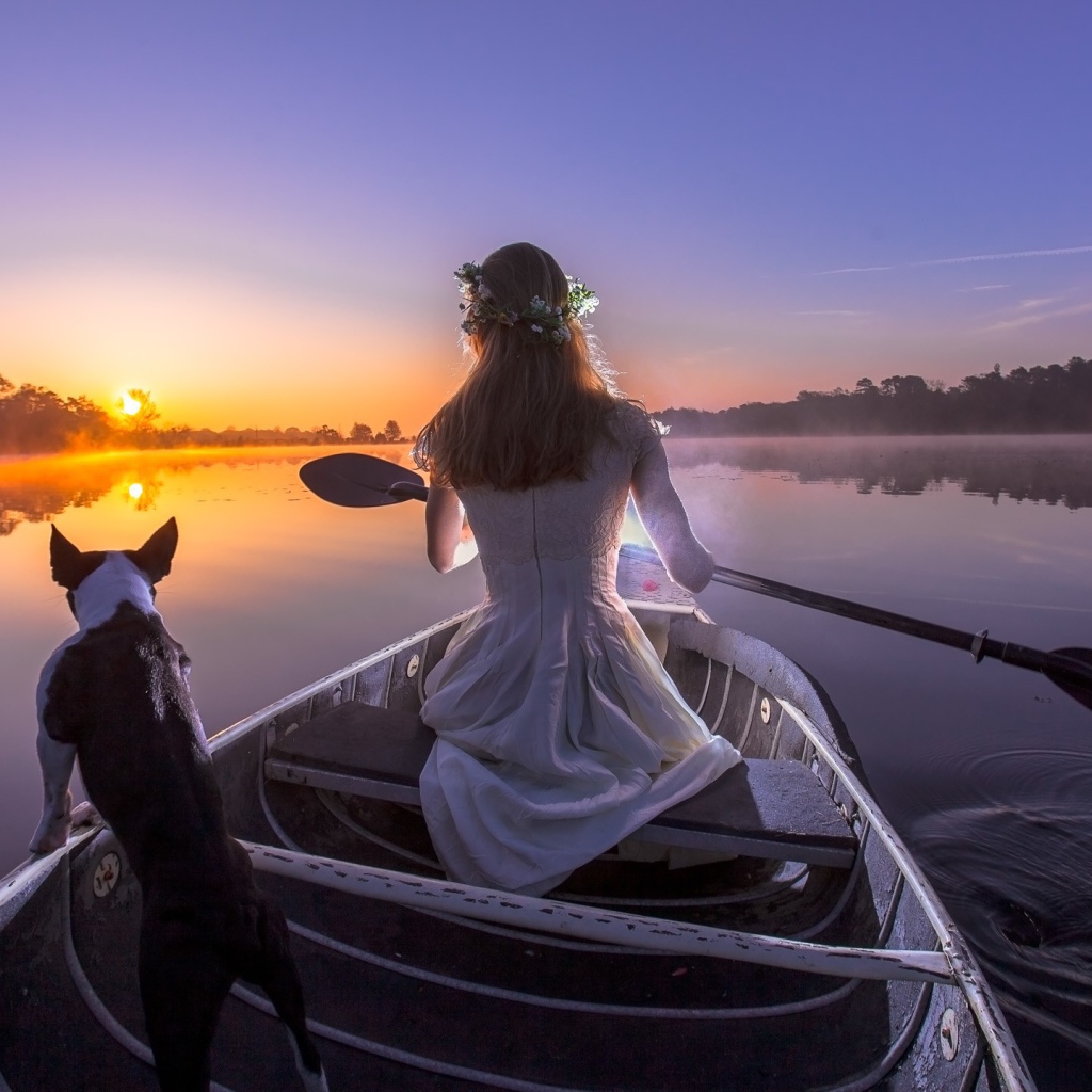 Девушка на лодке