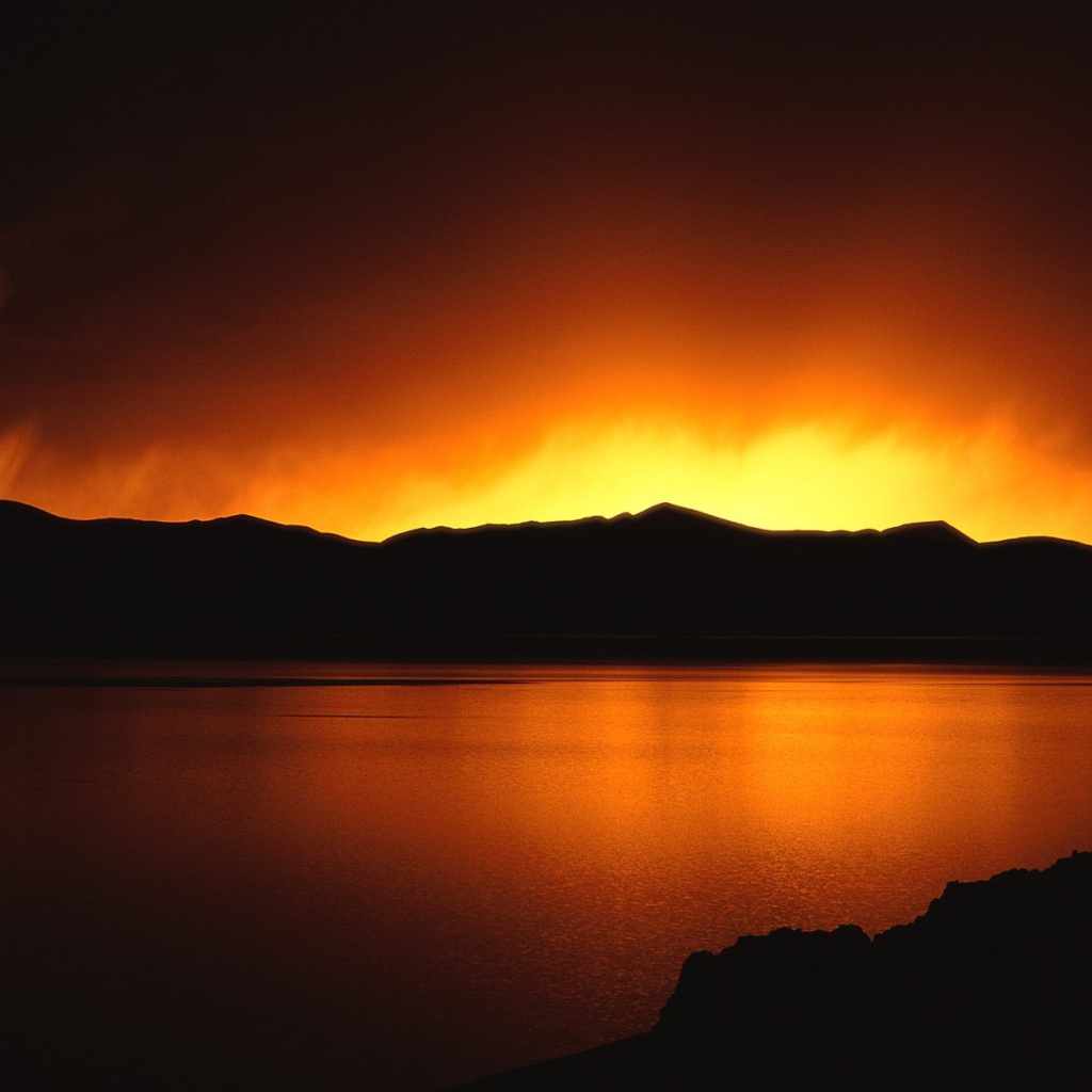 Небо пылает за кромкой гор