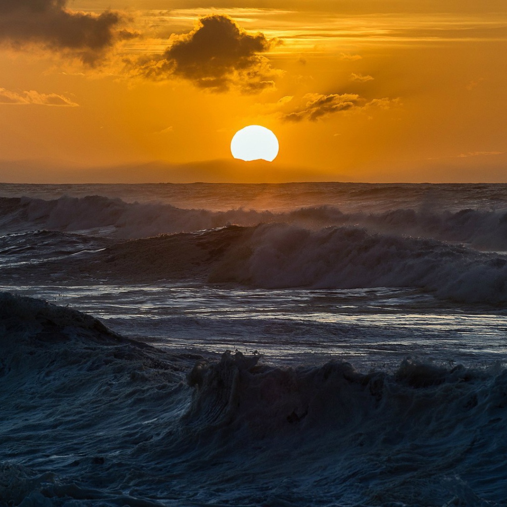 Солнце садится в бурное море