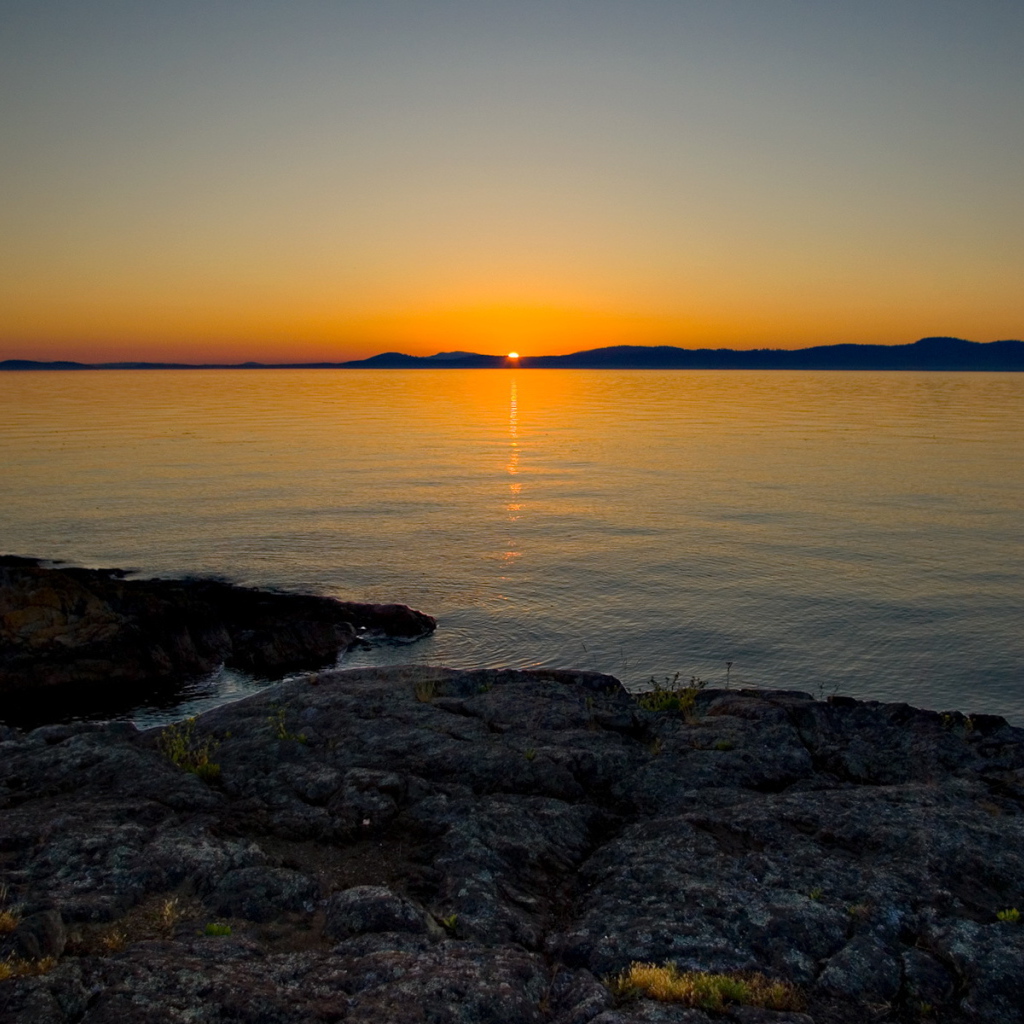 Солнце зашло за берег залива