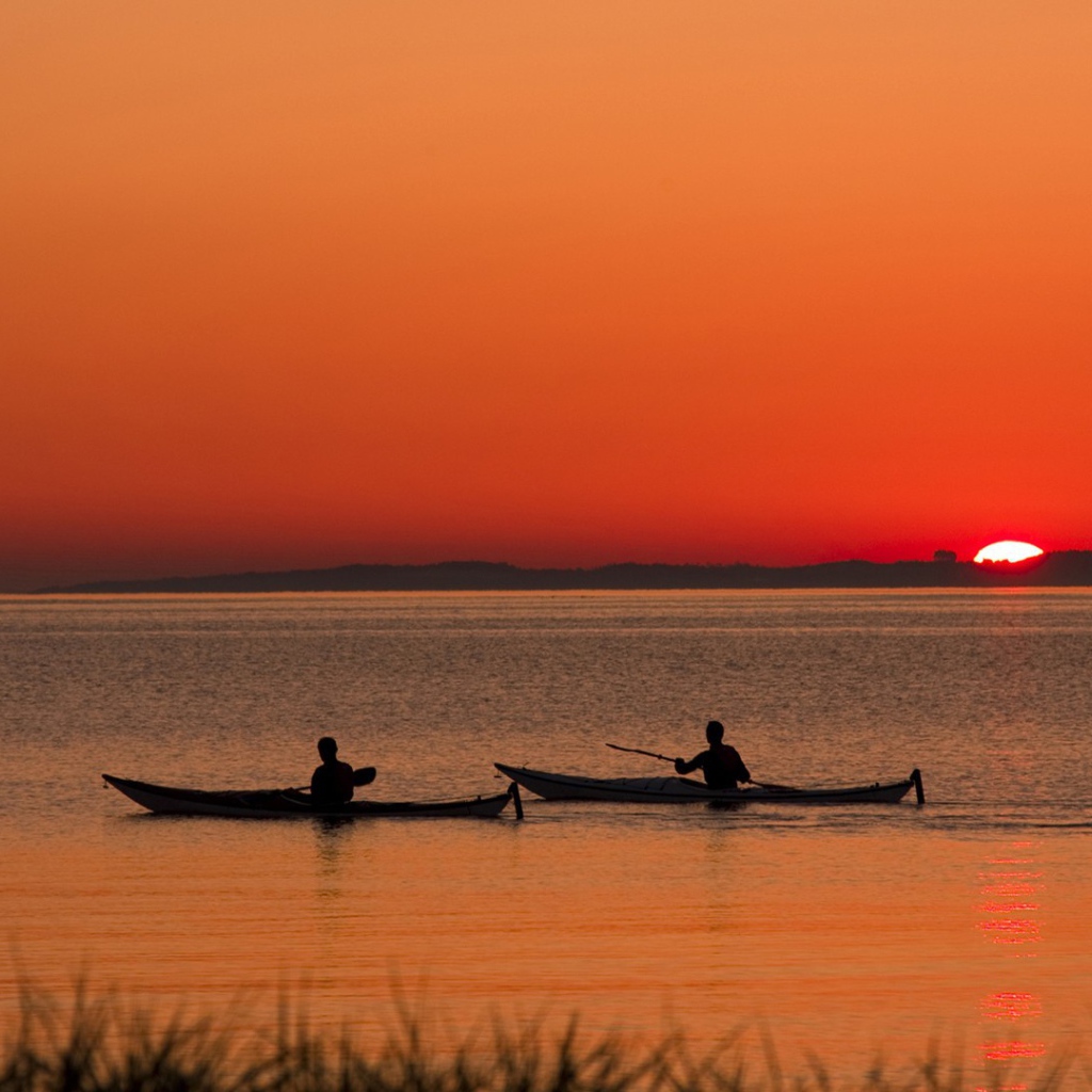 Два лодочника на фоне заката