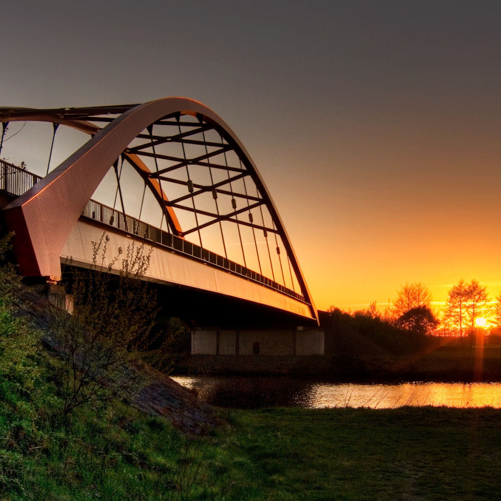 Желтый закат около моста