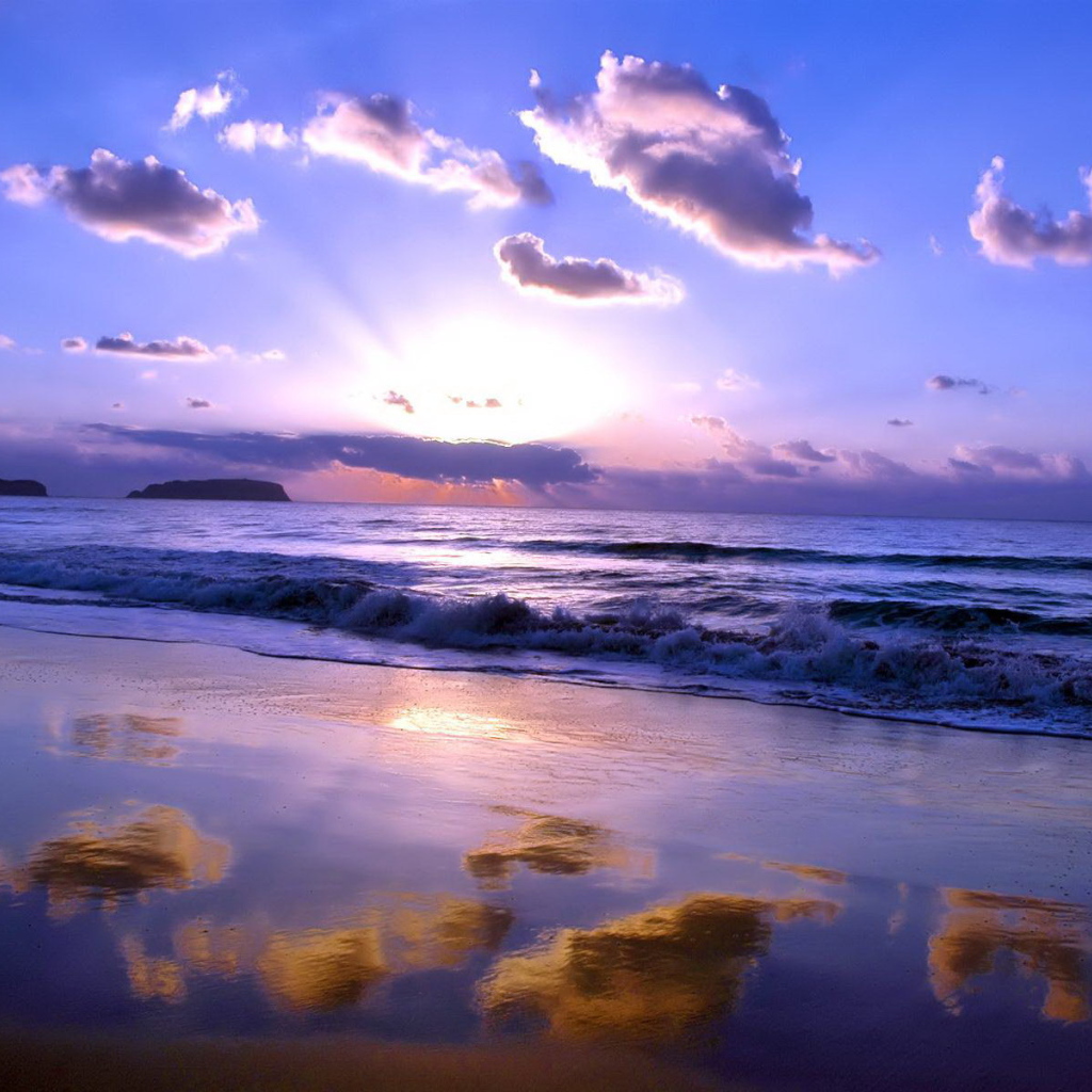 Отражение облаков на пляже