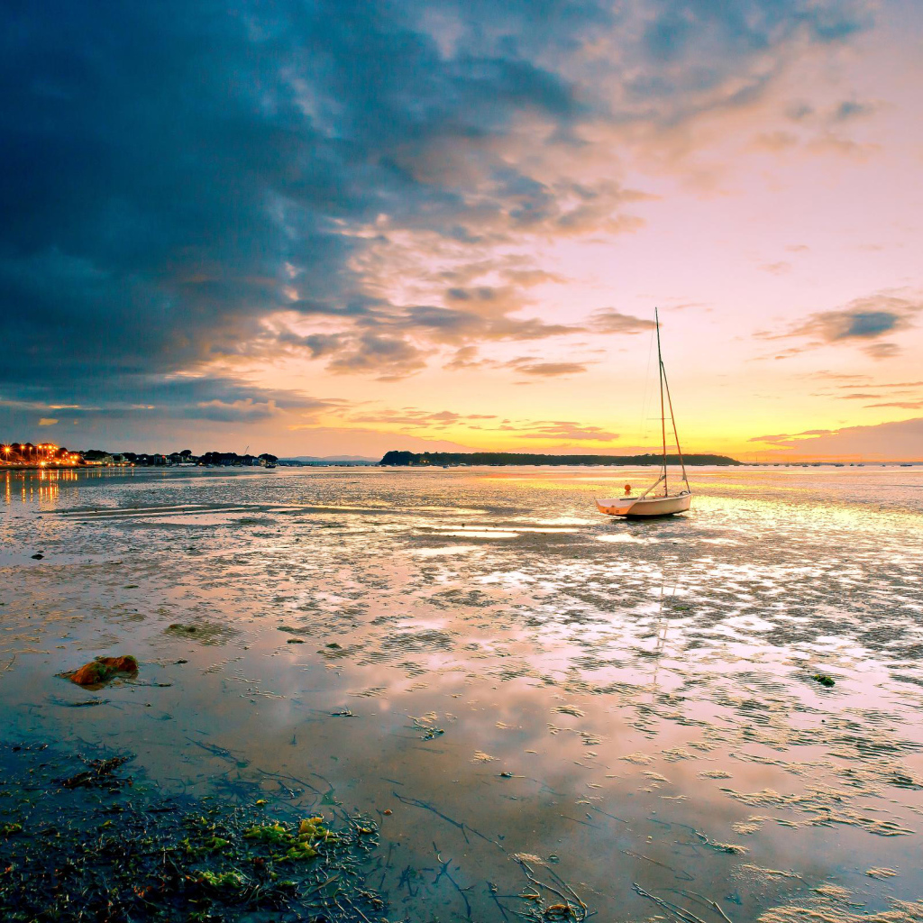 Закат на пляже с лодкой