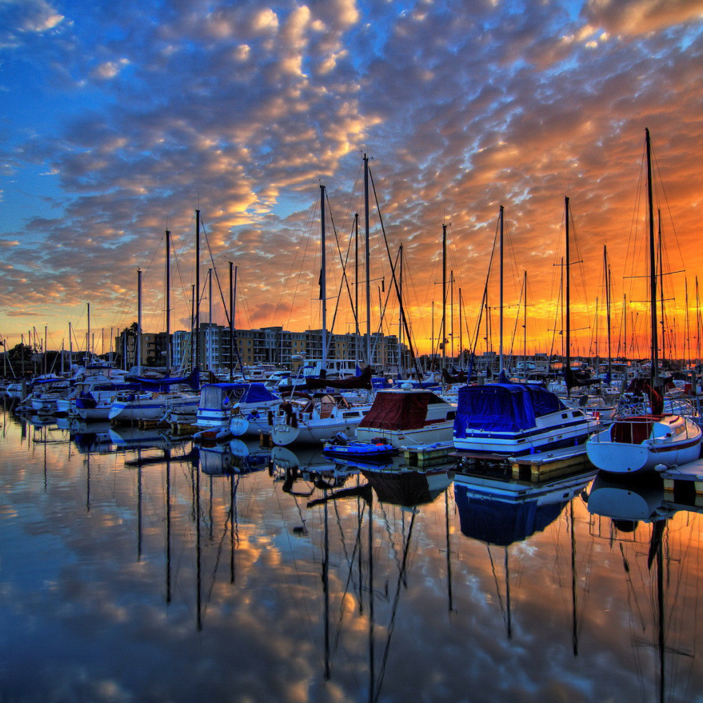 Закат на причале для лодок