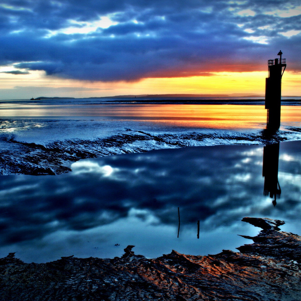 Желтый закат на синих облаках