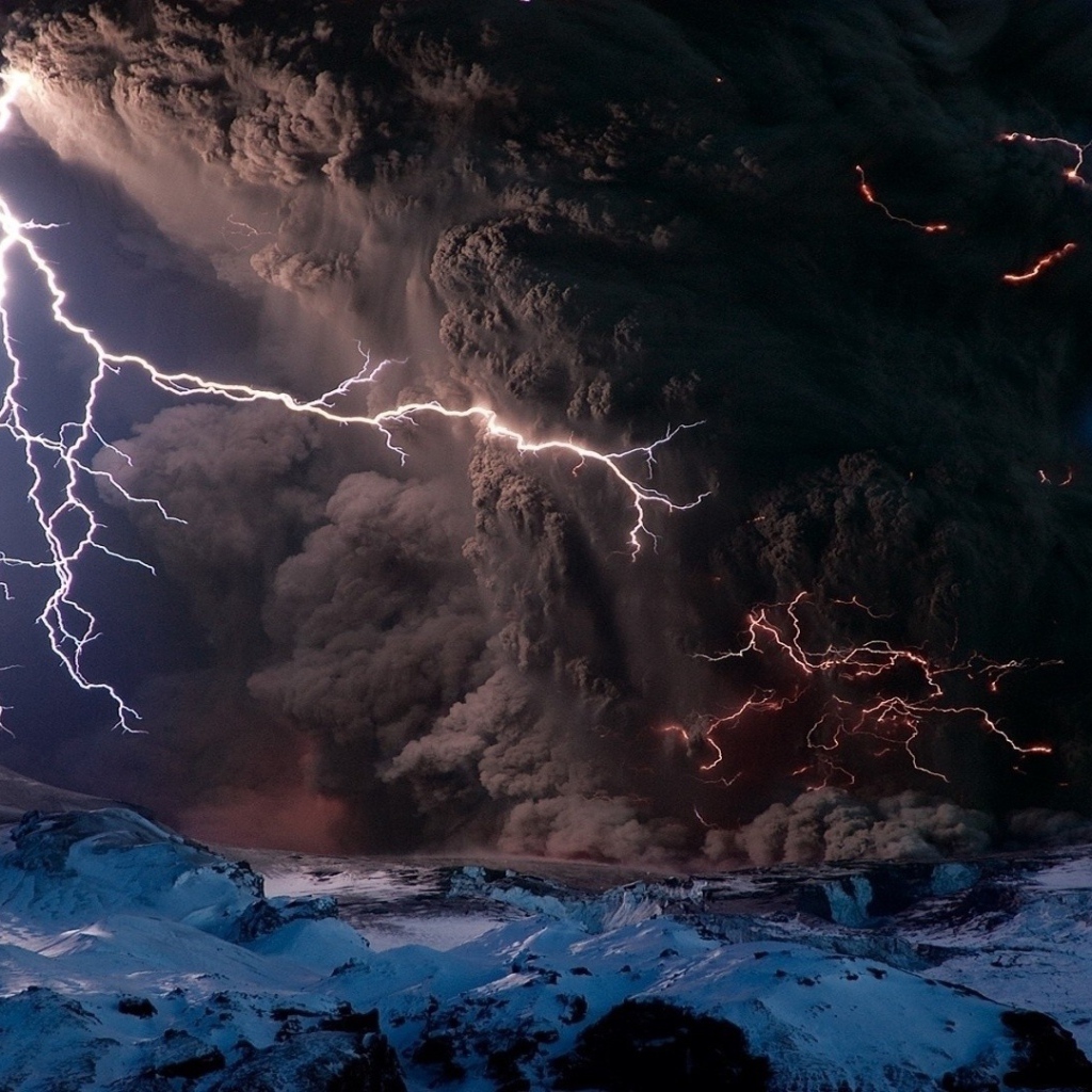 Молнии в столбе вулканического пепла