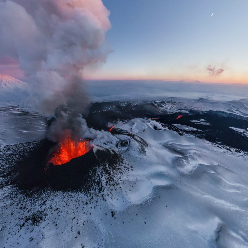 Красная лава среди снежных вершин