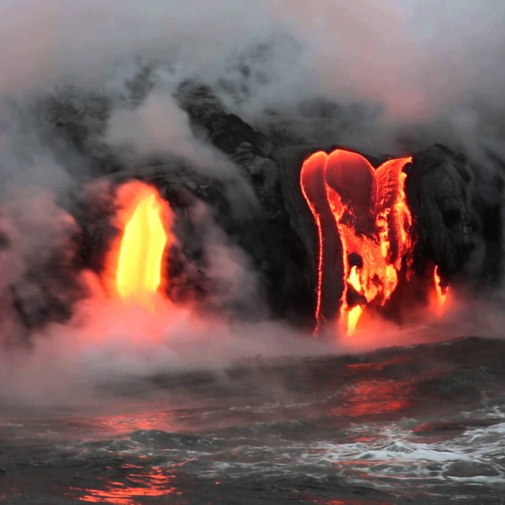 Извержение лавы в дыму