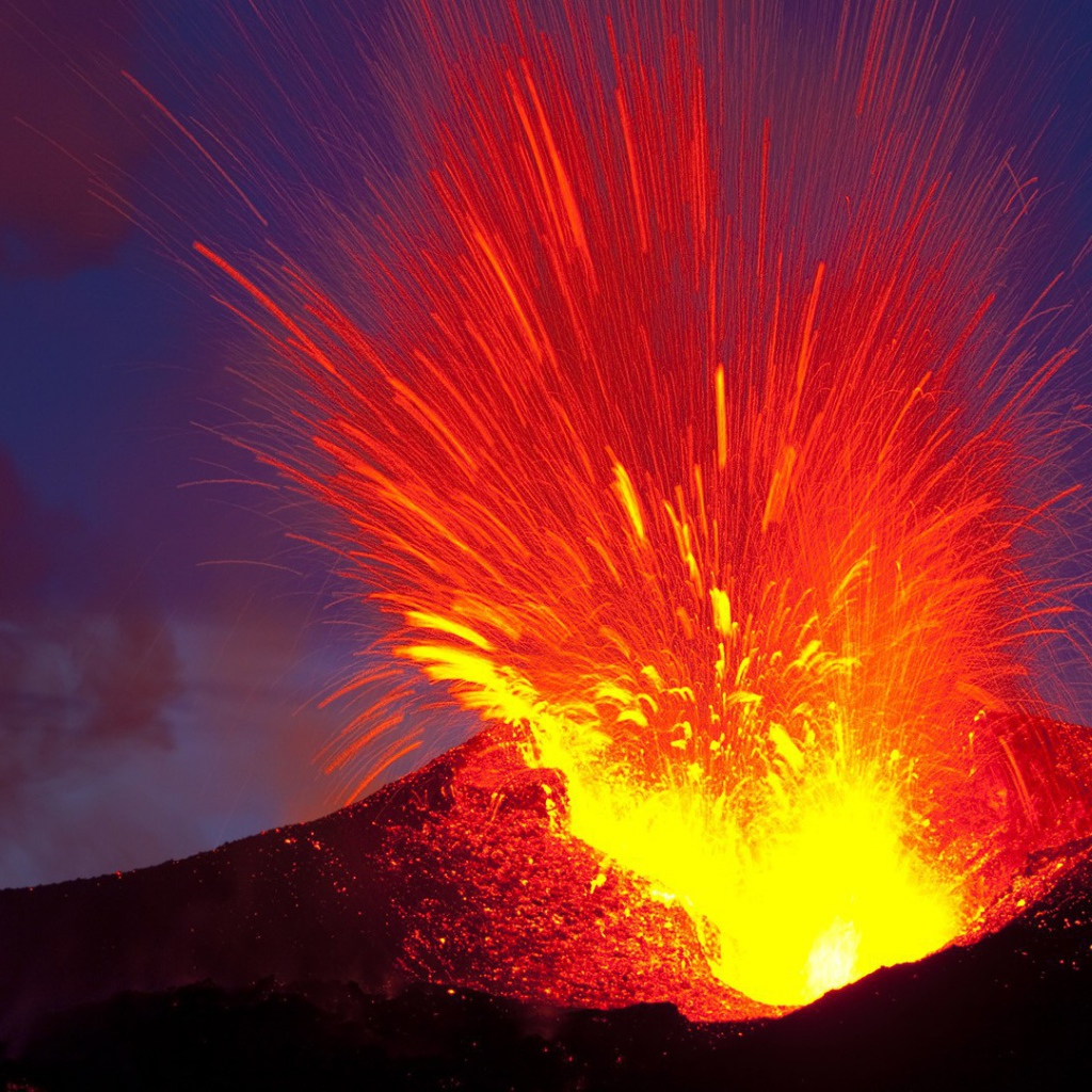 Взрыв лавы на вулкане