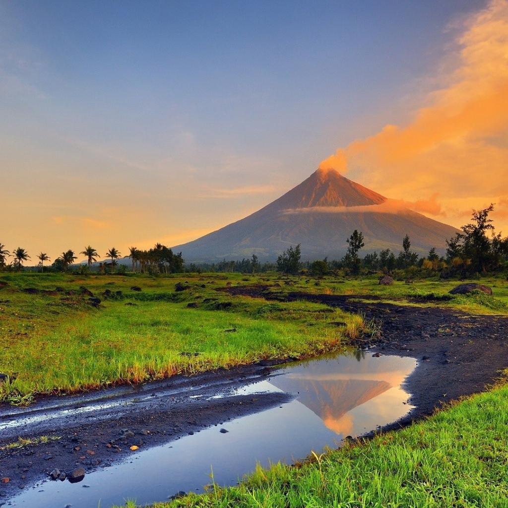Дымок из недр дремлющего вулкана