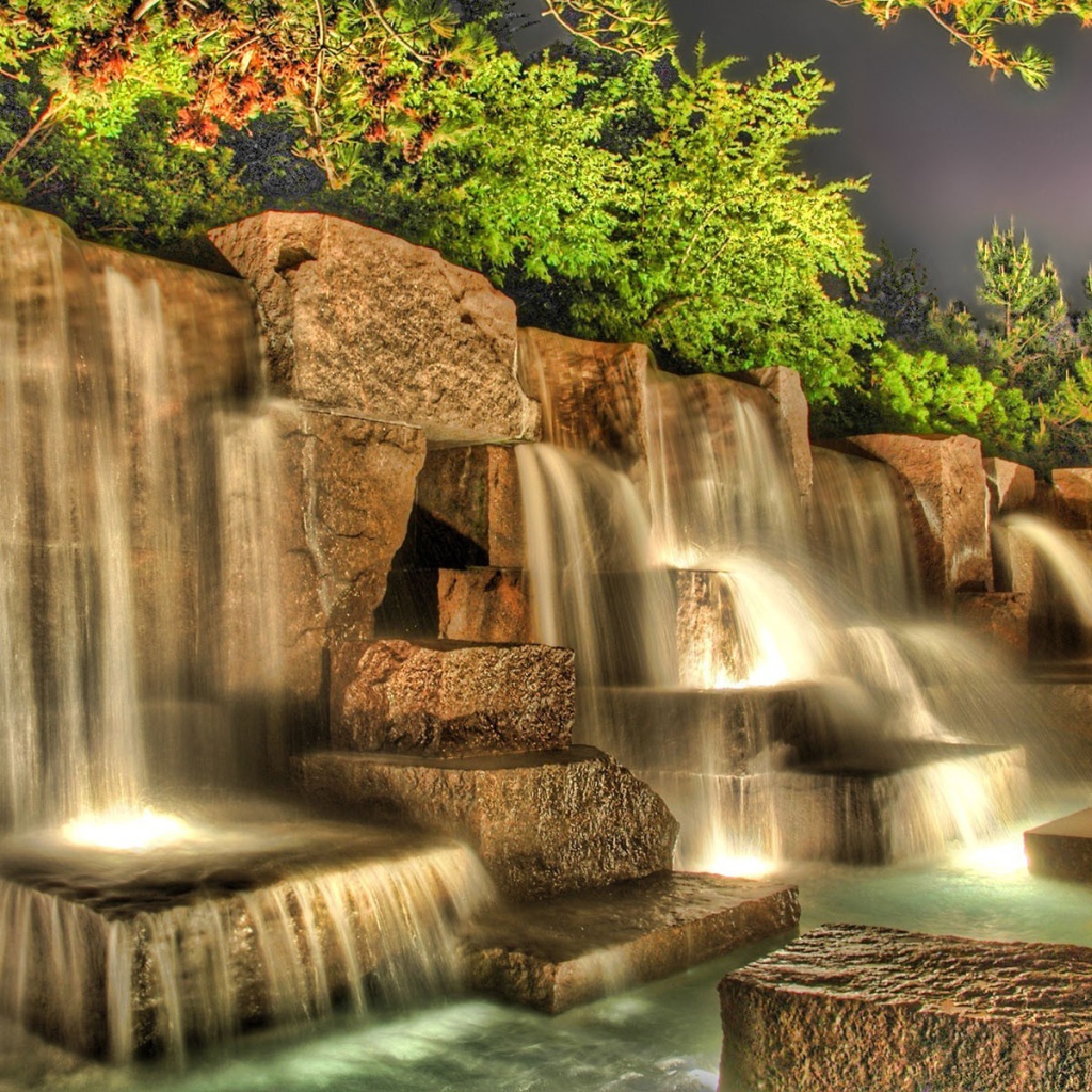 Искусственный водопад на квадратных камнях