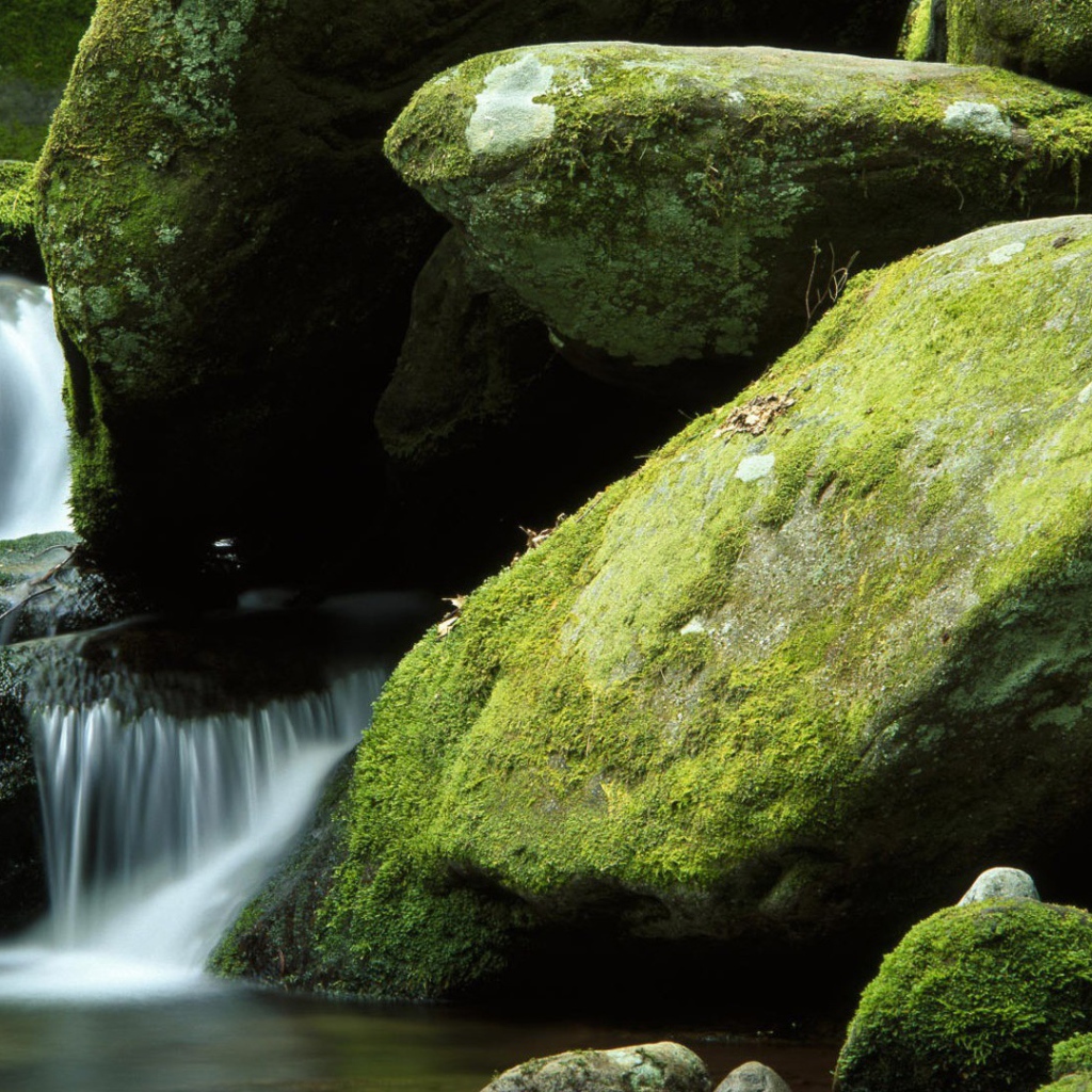 Водопад среди огромных валунов