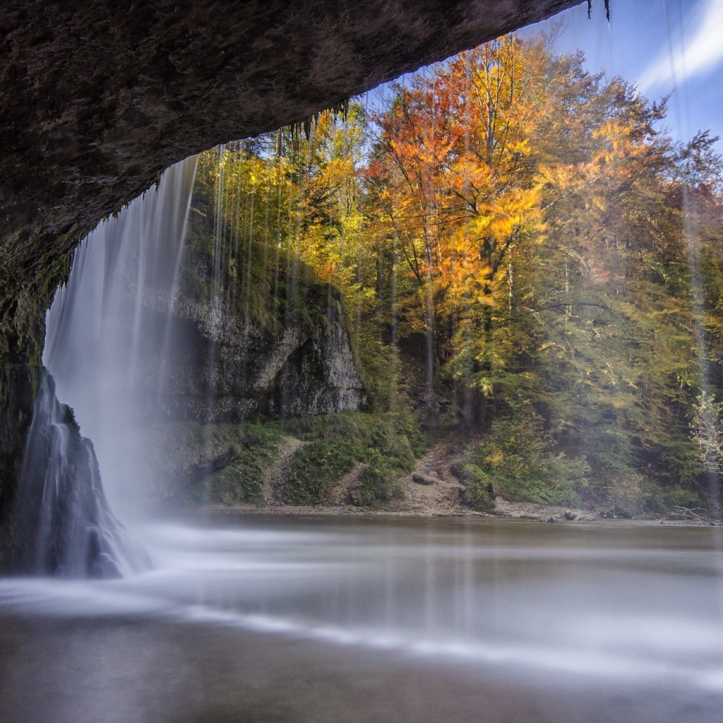 Водопад прикрывает вход в пещеру