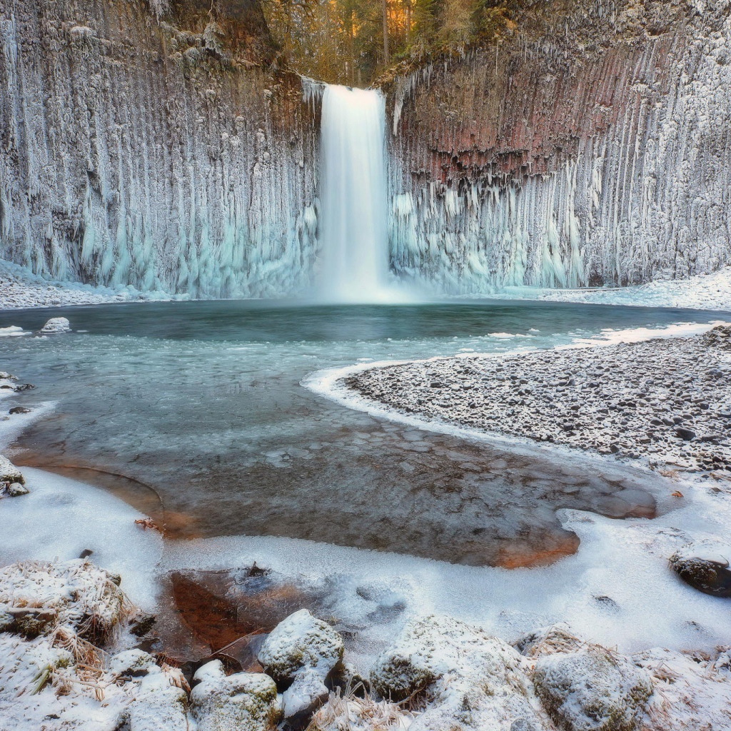 Замерзший зимний водопад