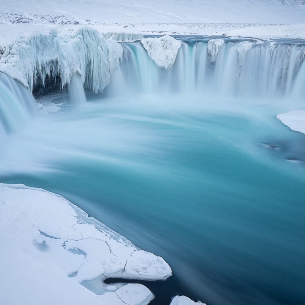 Водопады на ледниковой реке