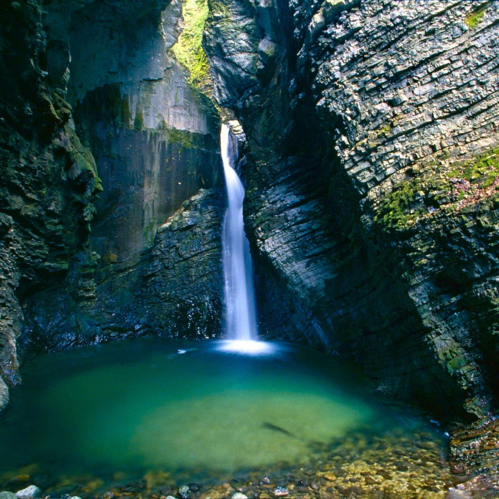 Горный ручей среди скал