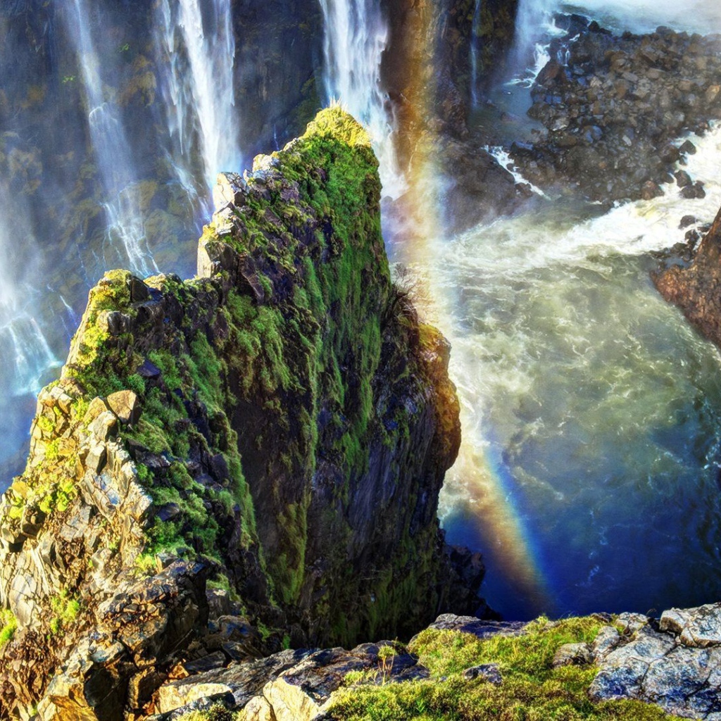 Радуга у скалы над водопадом