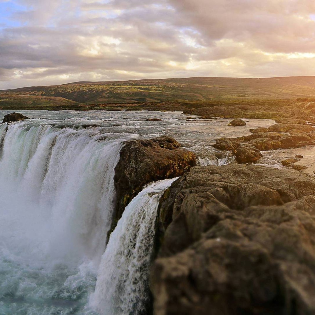 Каменистый водопад на горном плато