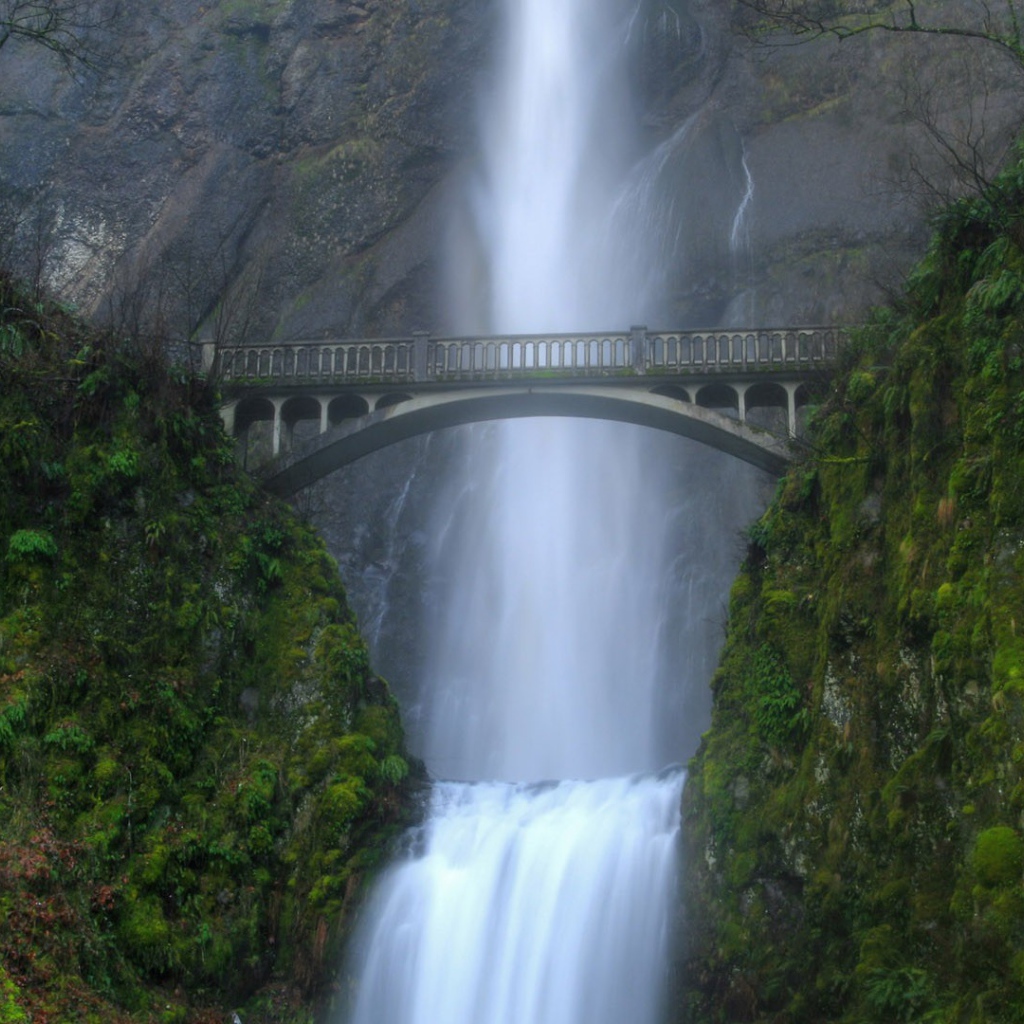 Каменный мост напротив водопада