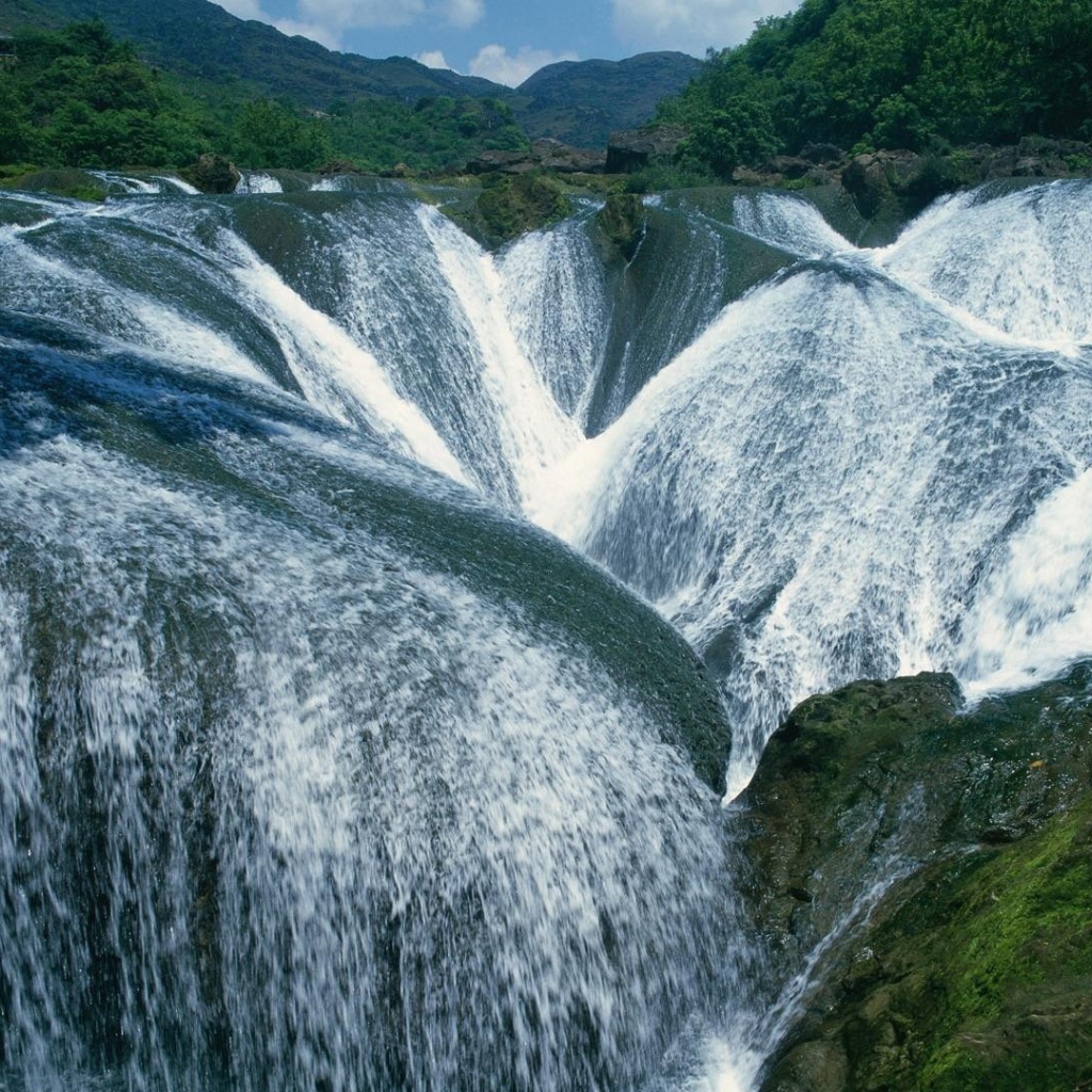 Необычный водопад в овраг