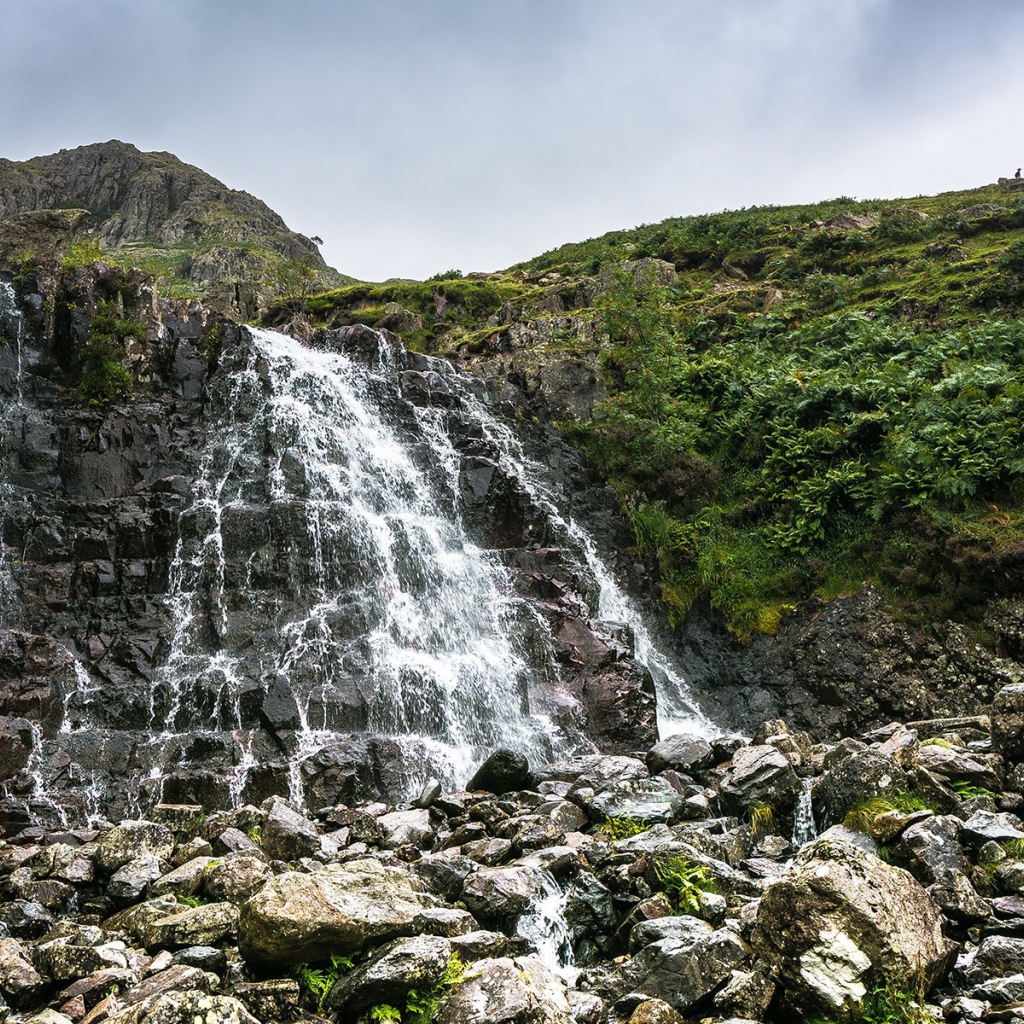 Вода течет по камням с холма