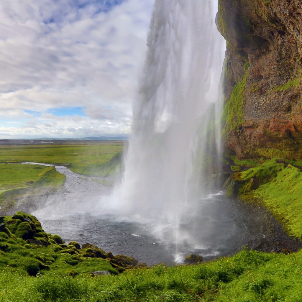 Водопад дает начало реке на равнине