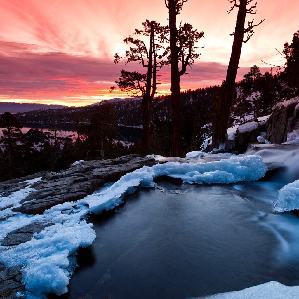 Водопад во льду на фоне заката