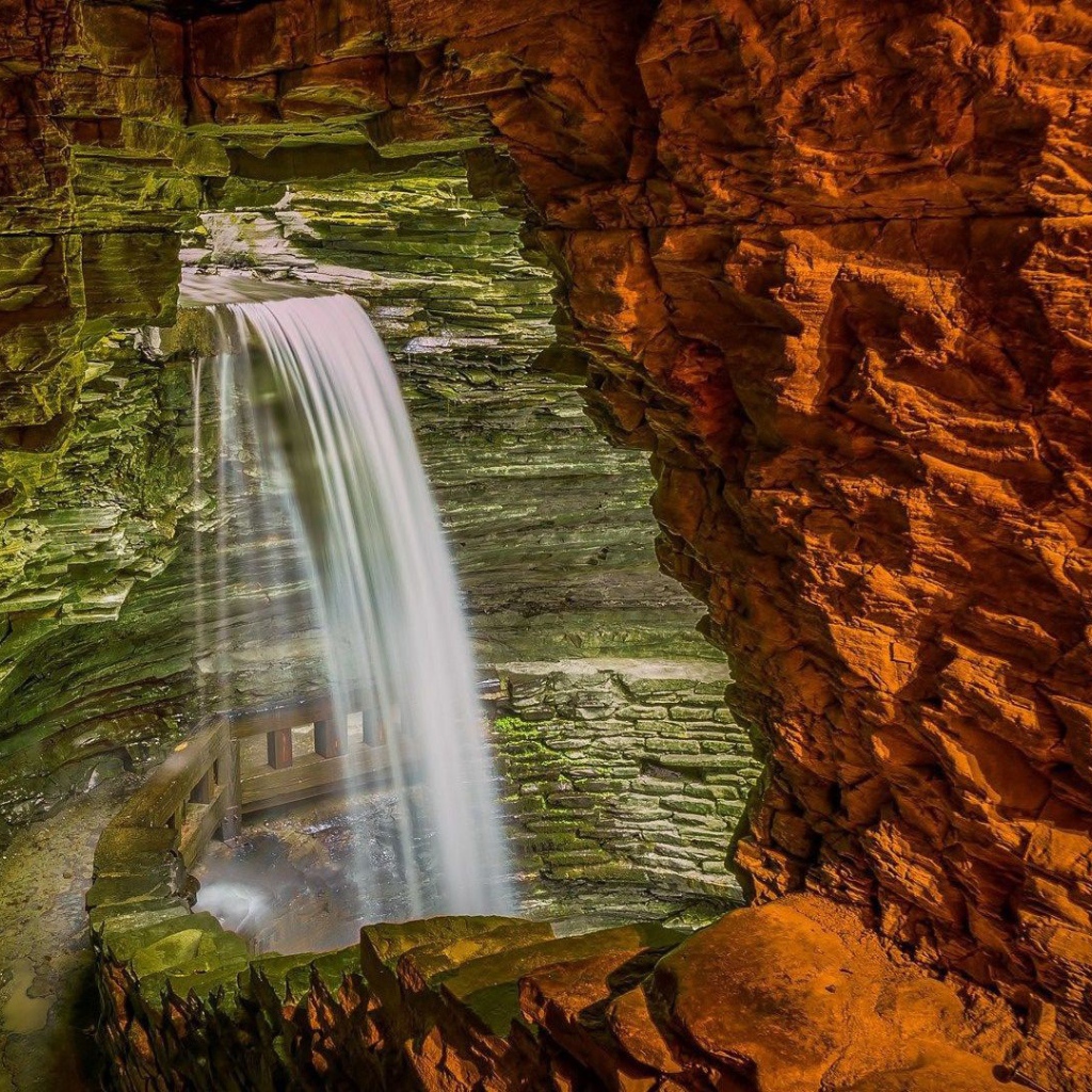 Водопад внутри пещеры