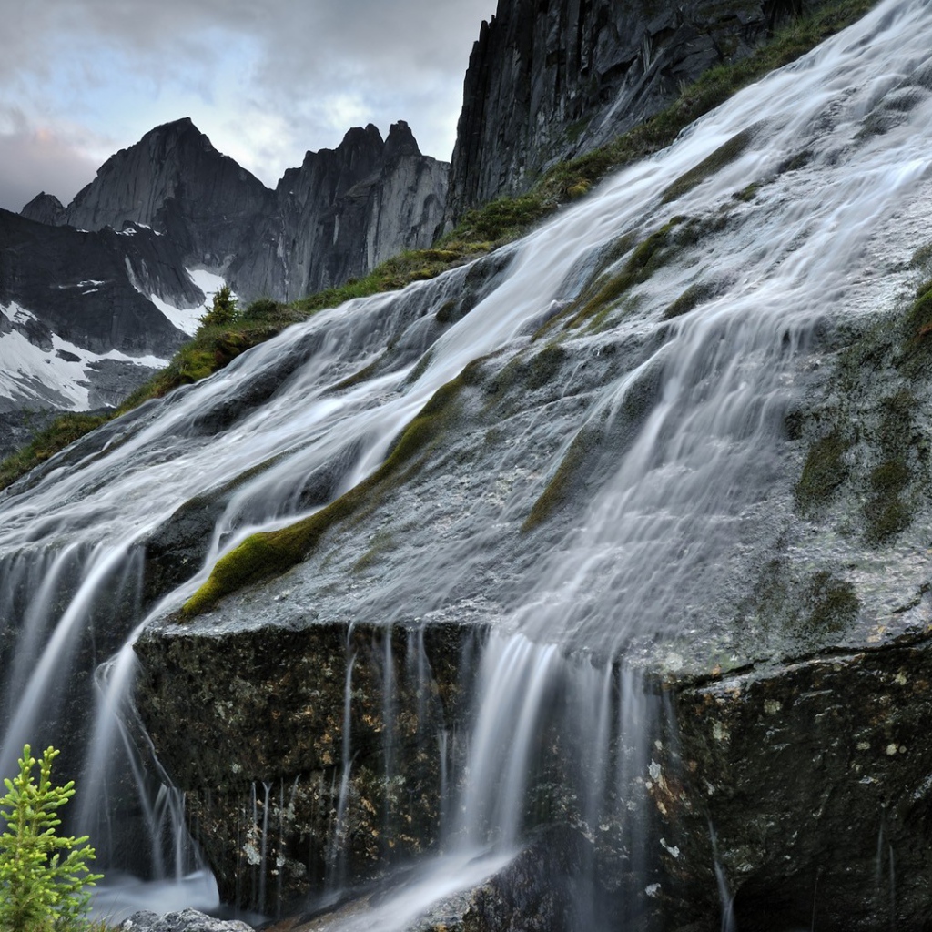 Водопад на склоне горы