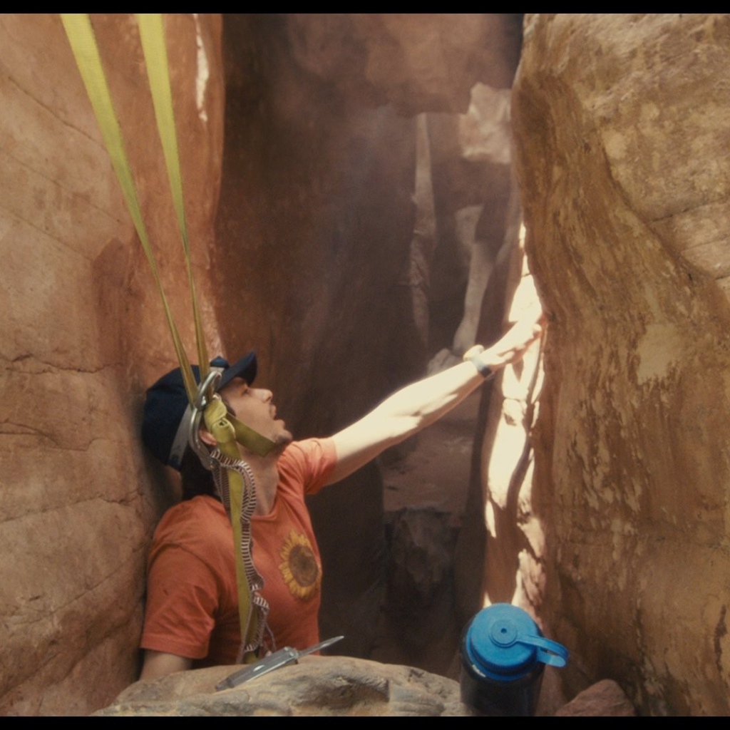 Спелеолог зажат среди скал