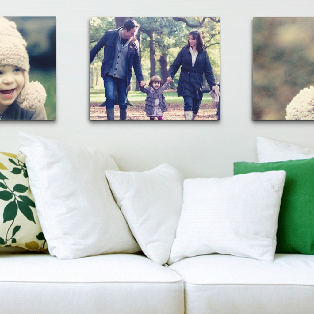 Фото семьи над диваном в гостиной
