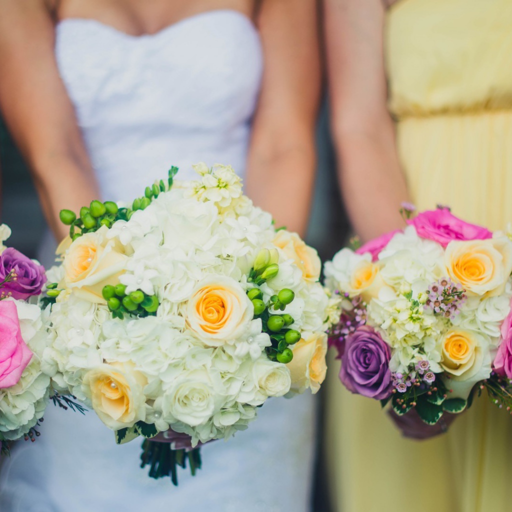 Букеты в руках подружек невесты