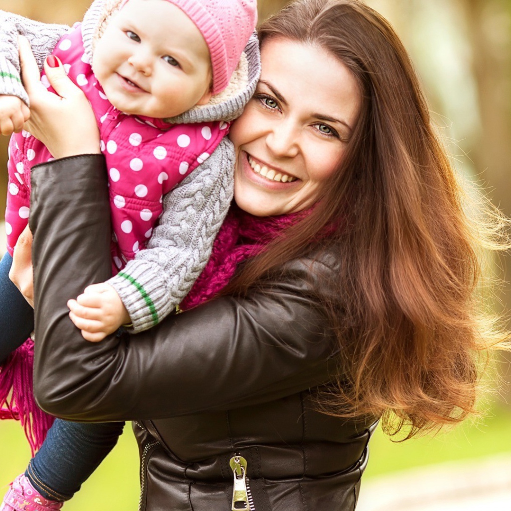 Счастливая мама с малышом на руках