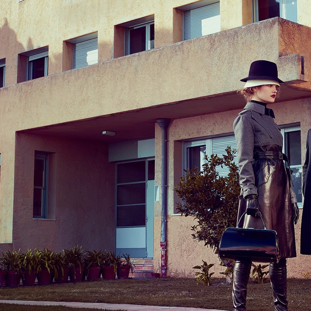 Мужчина и женщина в стиле ретро у дома