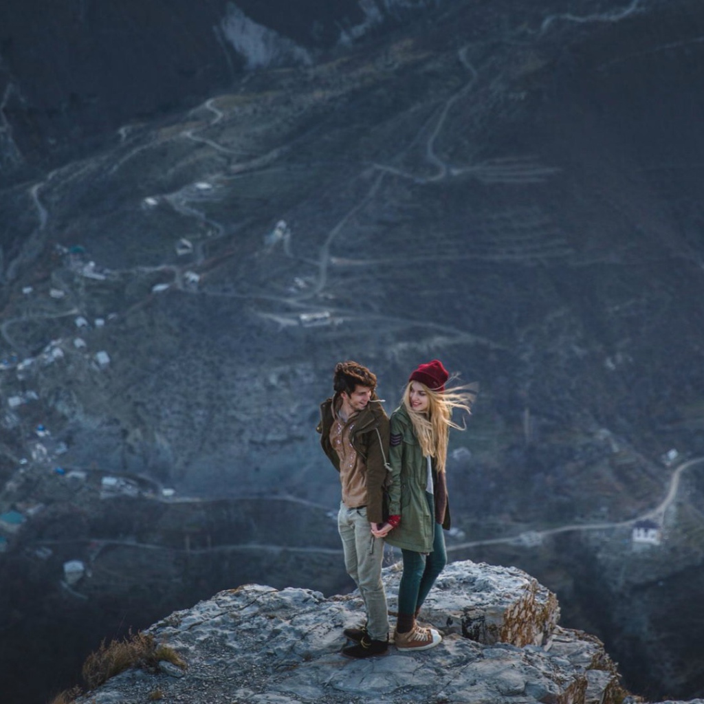 Парень и девушка на вершине горы