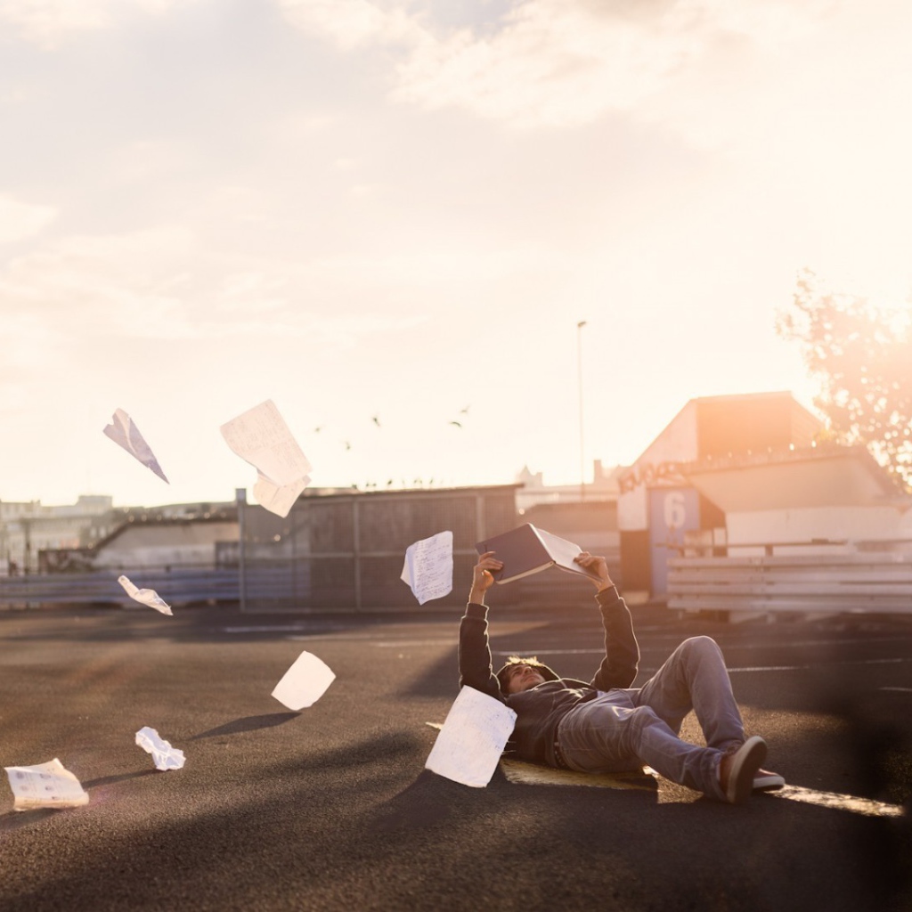 Мужчина теряет страницы из книги