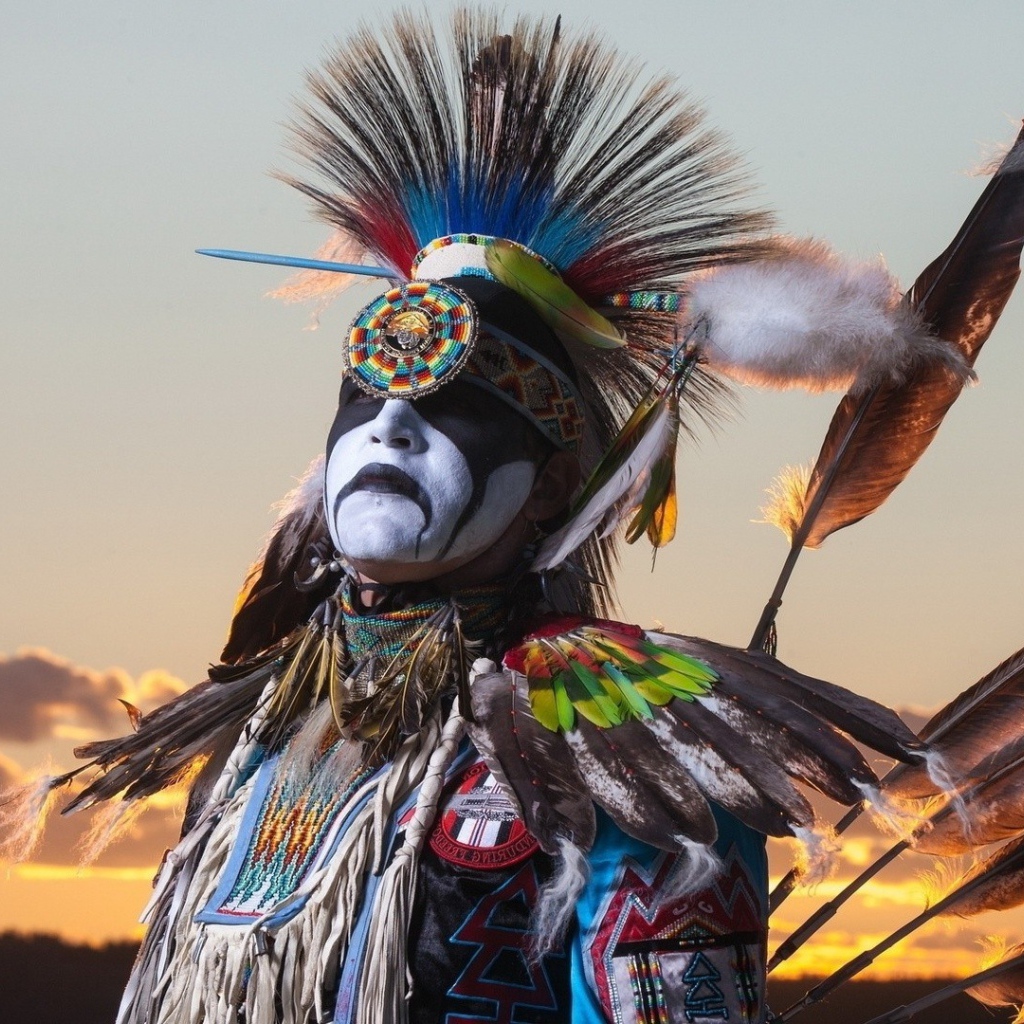 Коренной американец в традиционном наряде