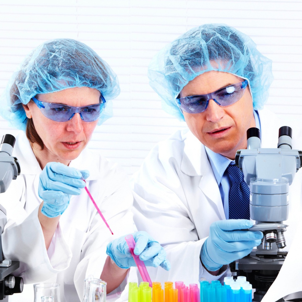 Ученые в лаборатории