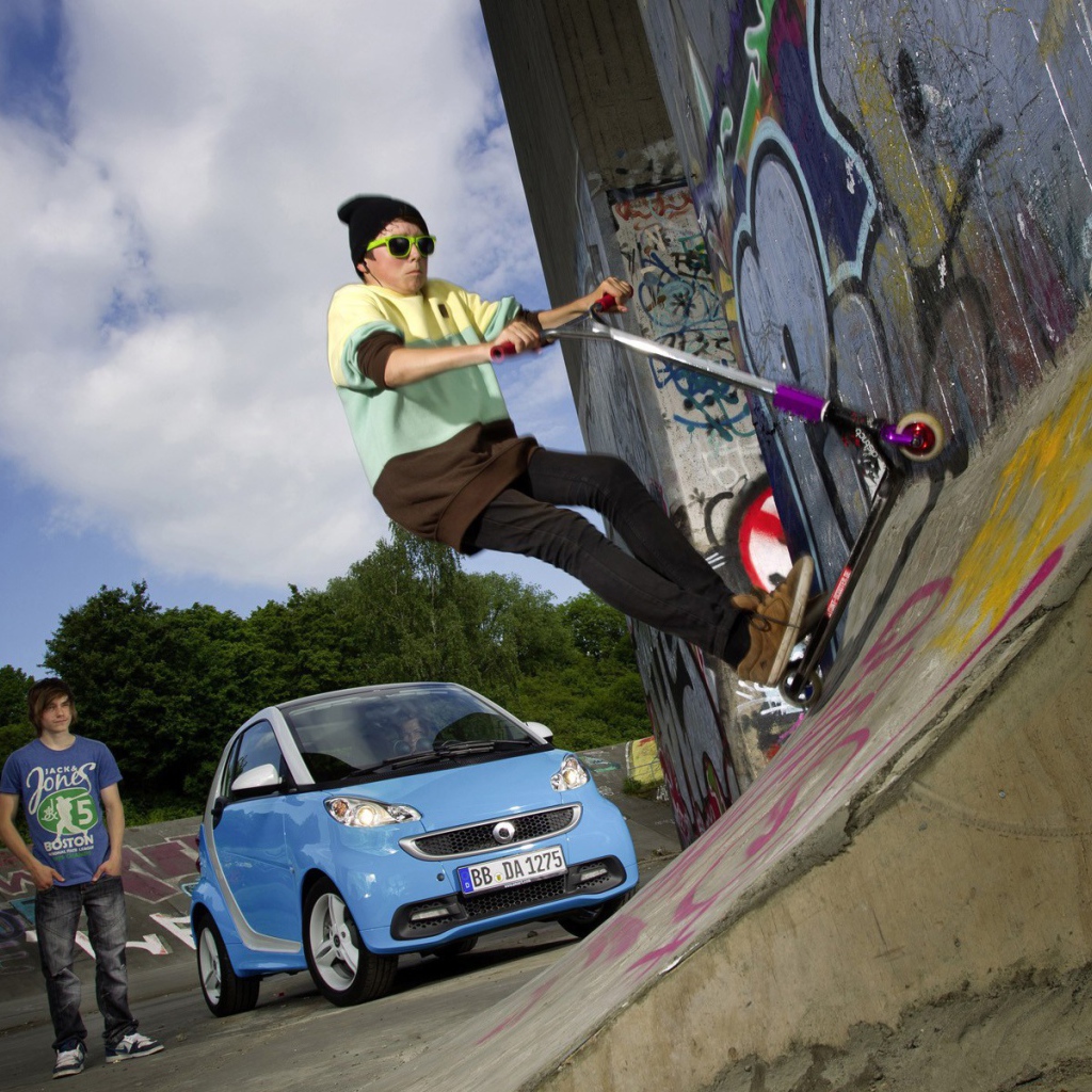 Подросток на самокате