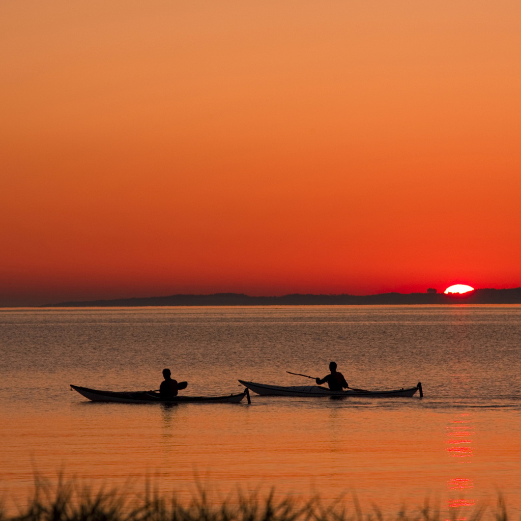 Две лодки на закате