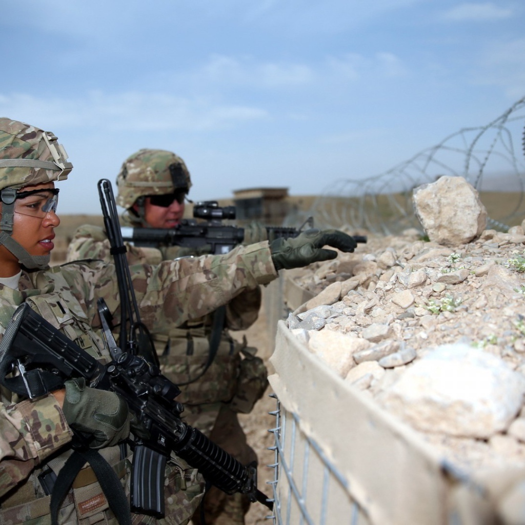 Солдаты США в окопе