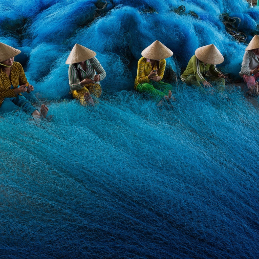 Вьетнамские женщины плетут рыболовные сети