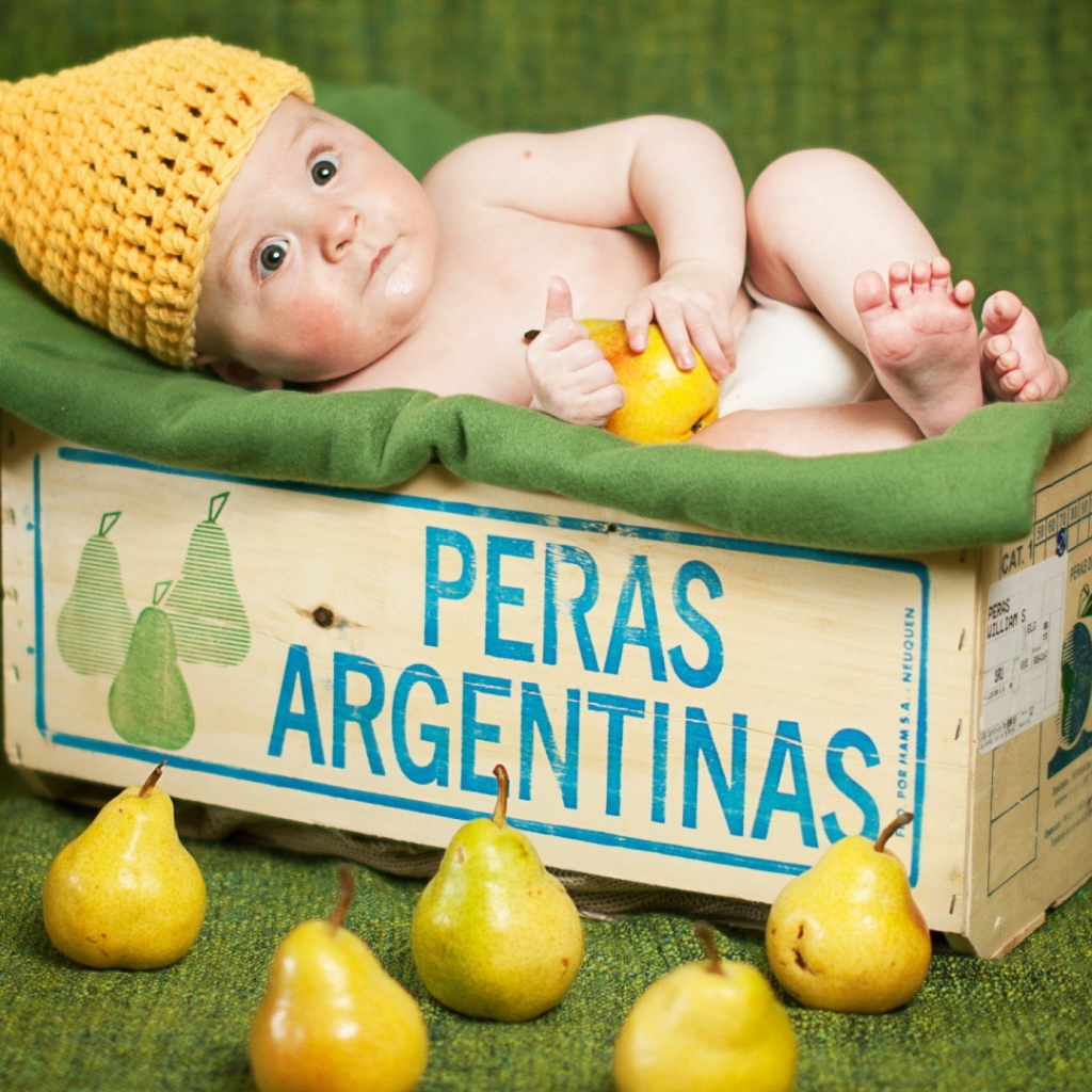 Ребенок в картонной коробке